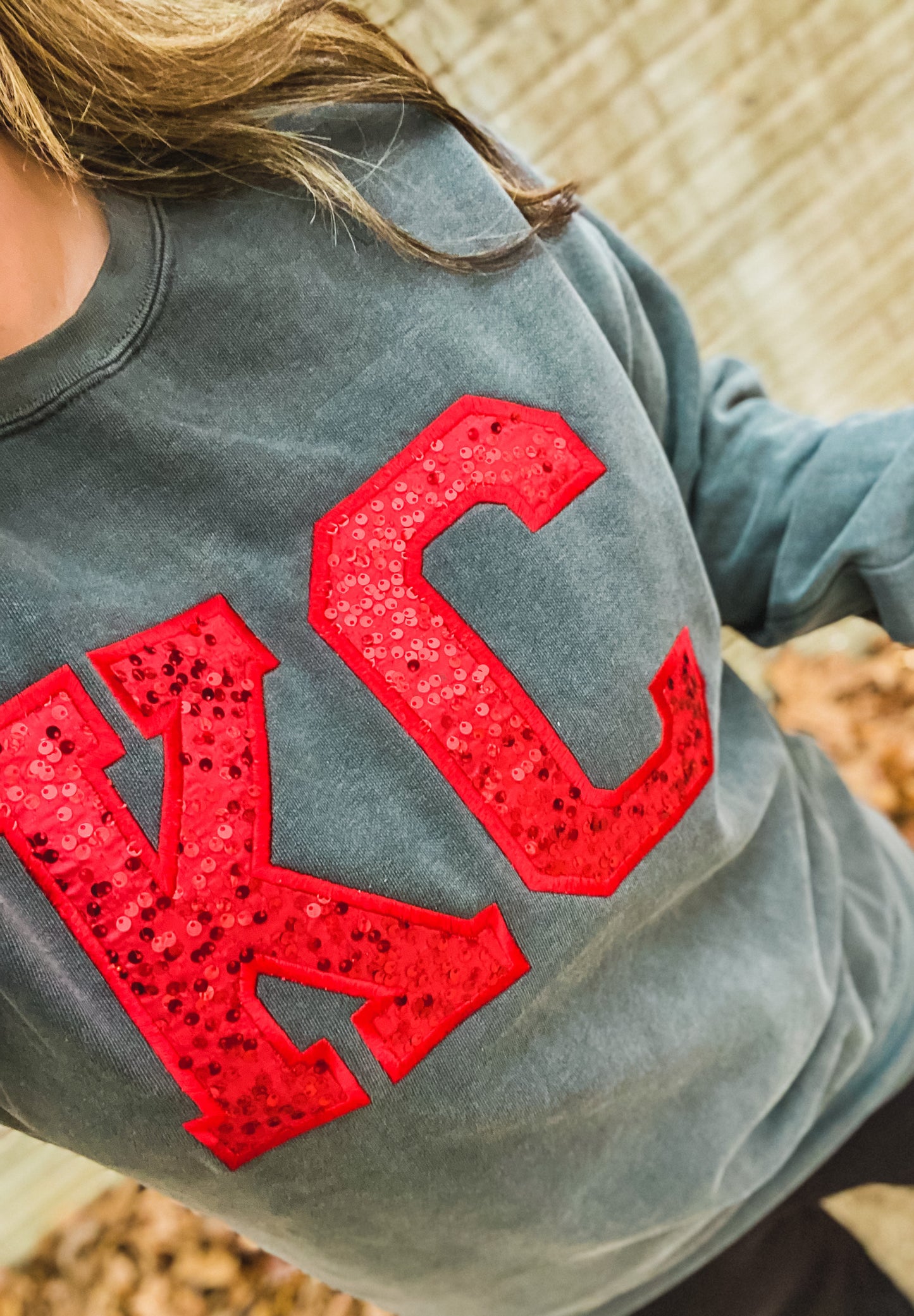 KC EMBROIDERED SEQUINS CREWNECK