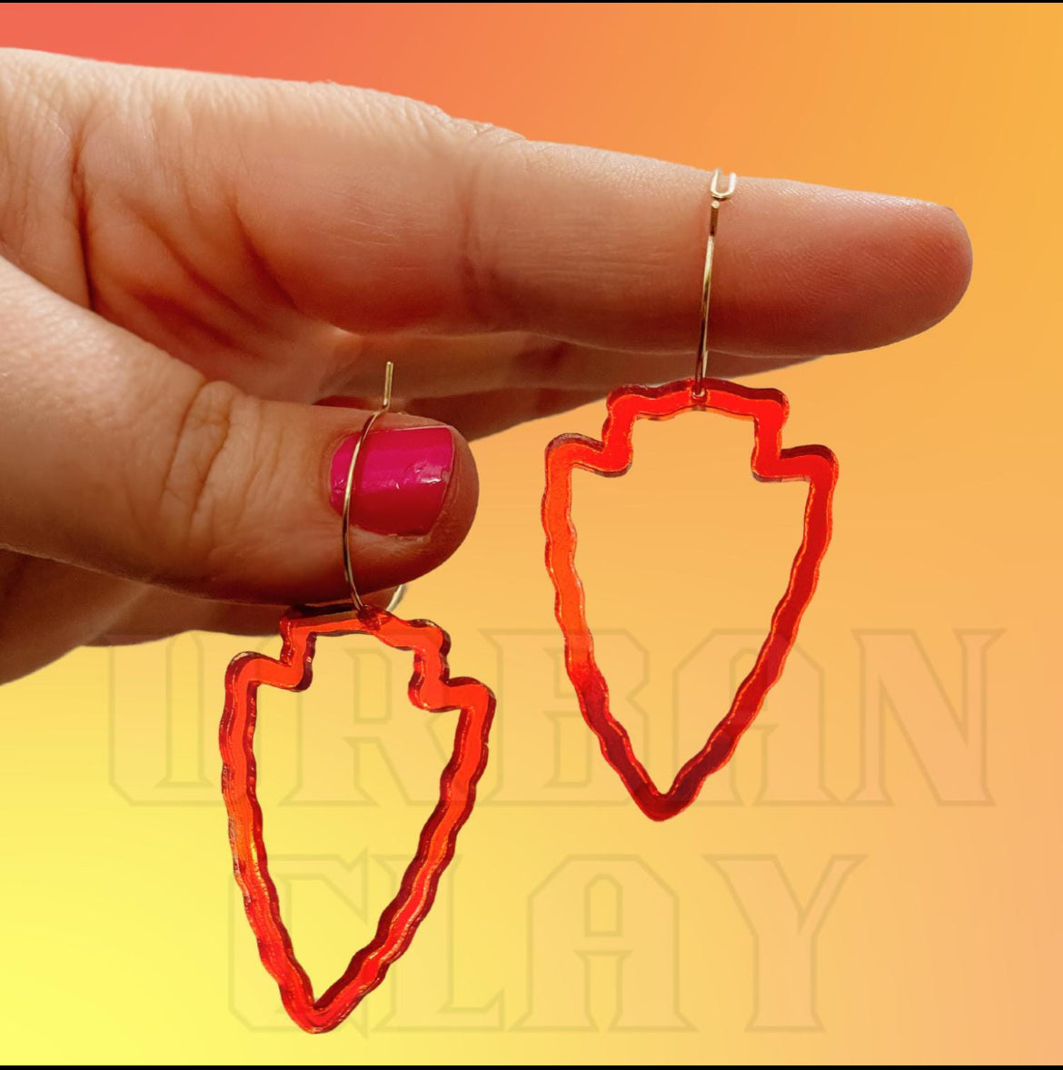 KC ARROWHEAD OUTLINE HOOP EARRINGS
